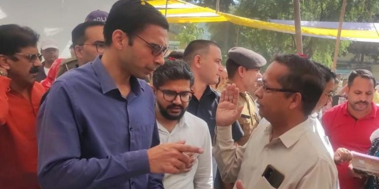 जिलाधिकारी द्वारा प्रतिदिन स्ट्रीट लाईट मरम्मत कार्यों की की जा रही मॉनिटिरिंग 