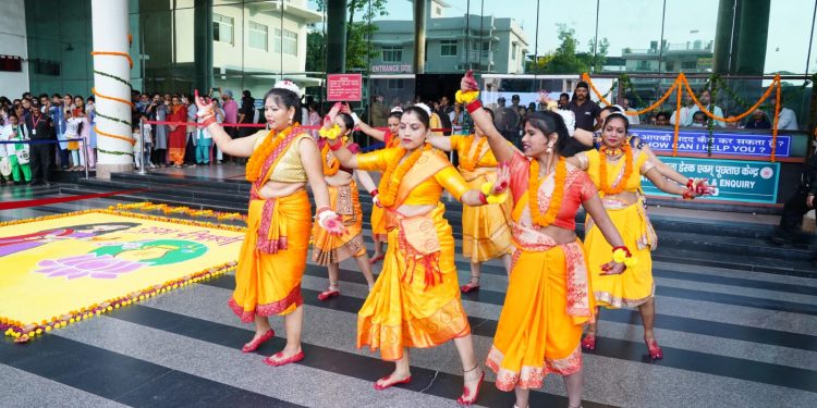 श्री महंत इन्दिरेश अस्पताल में दीपोत्सव की धूम, सांस्कृतिक प्रस्तुतियों के साथ स्टाफ ने दी प्रकाशोत्सव की बधाई।