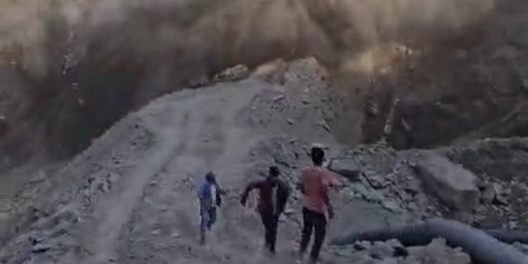 बड़ी खबर : चमोली मारवाड़ी वाईपास पर भारी भूस्खलन,मजदूरों ने समय रहते भाग कर बचाई अपनी जान