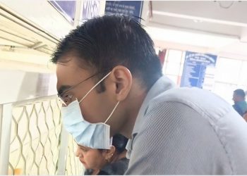 बिग ब्रेकिंग : डीएम सविन बंसल ने लाइन में लगकर बनाया पर्चा,ऋषिकेश सरकारी अस्पताल का किया निरीक्षण