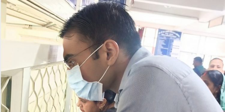 बिग ब्रेकिंग : डीएम सविन बंसल ने लाइन में लगकर बनाया पर्चा,ऋषिकेश सरकारी अस्पताल का किया निरीक्षण