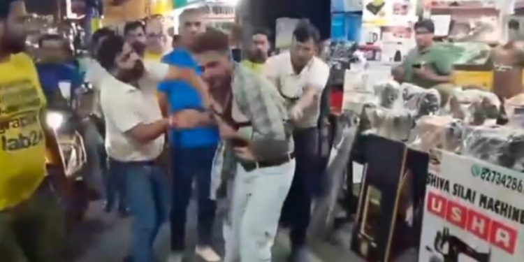 शर्मनाक: ऋषिकेश के व्यापारी की पत्नी से बढ़ाई नजदीकी, मुस्लिम युवक को व्यापारियों ने धुना