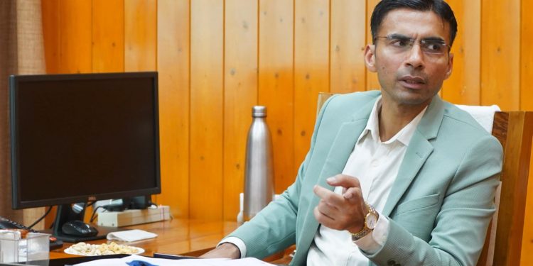 डीएम ने शीशमबाड़ा प्लांट में 1 घंटा व्यतीत कर महसूश किया, स्थानीय लोगों का दर्द