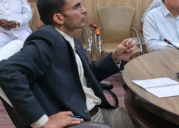 पब्लिक सुगमता के लिए कहीं सेे भी धन अर्जित करेंगे हमः डीएम