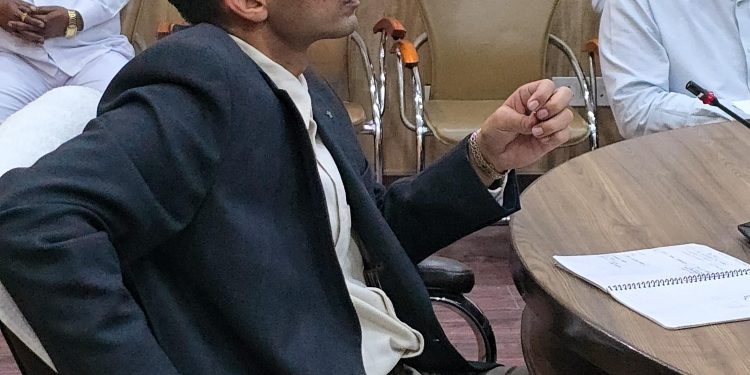 पब्लिक सुगमता के लिए कहीं सेे भी धन अर्जित करेंगे हमः डीएम