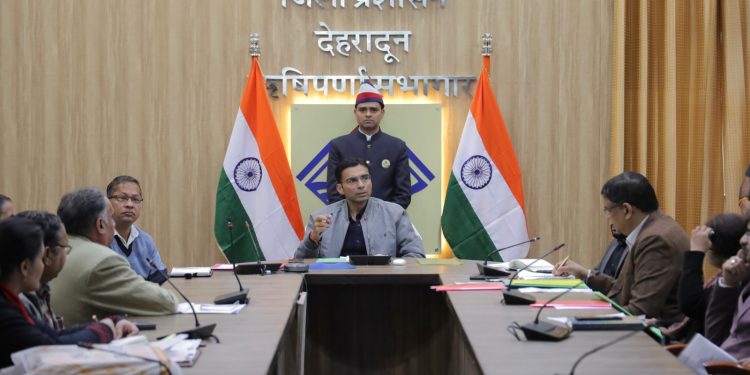 चिकित्सालय में चिकित्सक एवं संसाधन है तो क्यों कम हो रही है सर्जरी, क्यों आईपीडी में नही हैं पैशेंटः डीएम