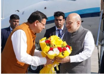 केंद्रीय गृह मंत्री अमित शाह पहुंचे देहरादून सीएम धामी ने किया बुके देकर स्वागत