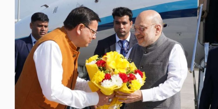 केंद्रीय गृह मंत्री अमित शाह पहुंचे देहरादून सीएम धामी ने किया बुके देकर स्वागत