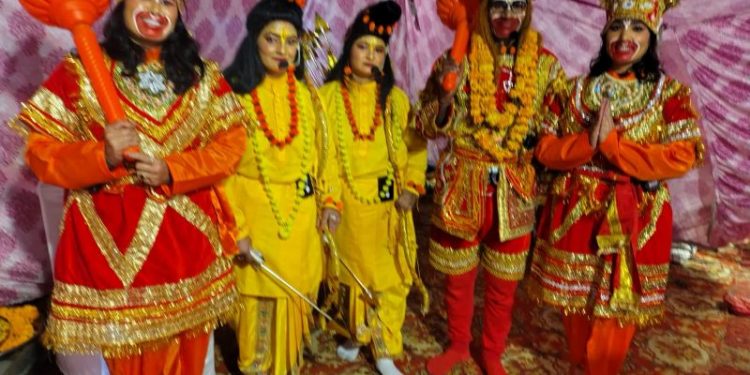 देहरादून में पहली बार एक ऐसी रामलीला का मंचन,जिसमें महिलाएं निभा रही है सभी किरदार