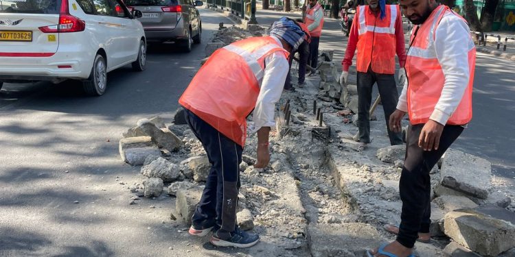 वर्षो बाद राजपुर रोड डिवाईडर का काम हुआ शुरू, जहां से देर रात हुड़दंगियों के वाहन होते थे क्रास