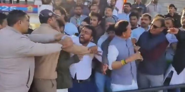 बड़ी खबर : पत्रकारों के टूर्नामेंट में कांग्रेसियों ने दिखाई गुंडागर्दी, प्लेट उठाकर भोजन पर भी झपटे