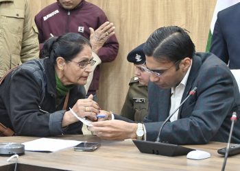 जनता दर्शन/जनसुनवाई कार्यक्रम में 70 वर्षीय महिला की शिकायत का निस्तारण होने पर महिला ने डीएम से मिलकर आभार व्यक्त किया