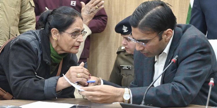 जनता दर्शन/जनसुनवाई कार्यक्रम में 70 वर्षीय महिला की शिकायत का निस्तारण होने पर महिला ने डीएम से मिलकर आभार व्यक्त किया