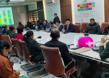 डीएम ने दिलाया राज्य आंदोलनकारी के परिजन को सम्मान पत्र।