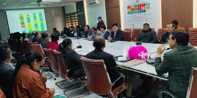 डीएम ने दिलाया राज्य आंदोलनकारी के परिजन को सम्मान पत्र।