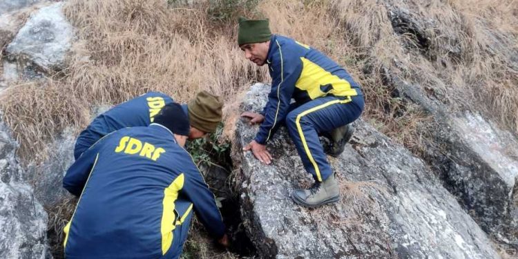 बड़ी खबर : कपकोट क्षेत्रान्तर्गत शामा रोड पर पत्थर के नीचे फंसे व्यक्ति को SDRF उत्तराखंड पुलिस ने किया सकुशल रेस्क्यू।