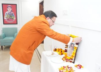 बिग ब्रेकिंग:- मुख्यमंत्री धामी ने स्वर्गीय इंद्रमणि बड़ोनी के चित्र पर पुष्पांजली अर्पित कर दी श्रद्धांजलि