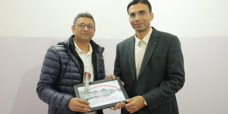 श्री हेमकुंड साहिब गुरुद्वारा ऋषिकेश में लगाए गए रक्तदान शिविर में जिलाधिकारी सविन बंसल ने रक्तदान किया.