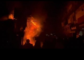 बड़ी खबर : यहां आग लगने से मची अफरा तफरी, देखे वीडियो