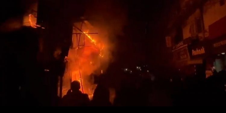 बड़ी खबर : यहां आग लगने से मची अफरा तफरी, देखे वीडियो
