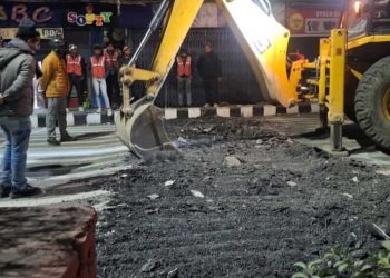 स्मार्ट सिटी द्वारा बनाए गए स्पीड ब्रेकरों को देर रात उखाड़ा गया, जिलाधिकारी ने स्मार्ट सिटी EEको कारण बताओ नोटिस किया जारी