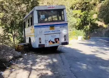 बड़ी खबर : स्टीयरिंग लॉक होने से खाई की तरफ लटकी रोडवेज बस, हलक में आ गई सवारियों की जान