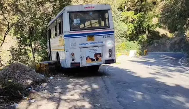 बड़ी खबर : स्टीयरिंग लॉक होने से खाई की तरफ लटकी रोडवेज बस, हलक में आ गई सवारियों की जान