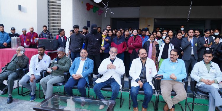 श्री महंत इन्दिरेश अस्पताल में डाॅक्टरों व स्टाफ ने किया नववर्ष का जोरदार स्वागत