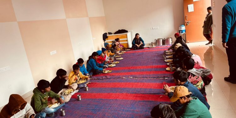 बड़ी खबर : भिक्षावृत्ति के अंधकार से शिक्षा की रोशनी की ओर: जिलाधिकारी का अभिनव प्रयास