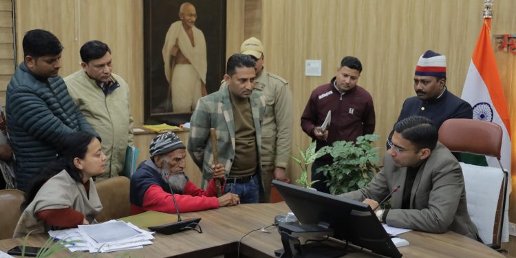 बड़ी खबर : जिलाधिकारी सविन बसंल की अध्यक्षता में जनता दर्शन/जनसुनवाई कार्यक्रम का आयोजन, 55 शिकायत हुई प्राप्त