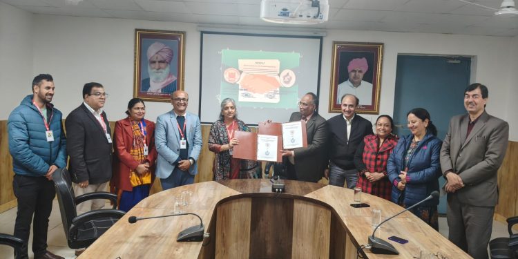 श्री गुरु राम राय विश्वविद्यालय और डीएवी (पीजी) कॉलेज के बीच एमओयू साइन,मानविकी और योग सहित विभिन्न कोर्सों में करेंगे एक-दूसरे का सहयोग