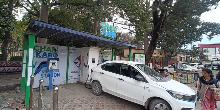 रायपुर चौक, सहस्त्रधारा हेलीपैड व आईटीपार्क चौक में तीन ईवी चार्जिंग स्टेशन हो रहे हैं तैयार