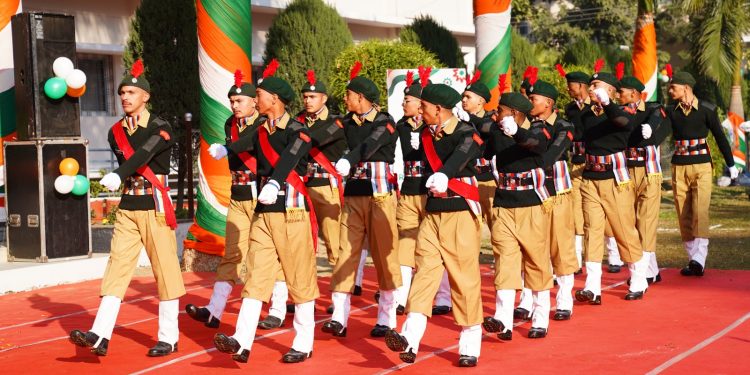 श्री दरबार साहिब एवम् एसजीआरआर विश्वविद्यालय में हुआ ध्वजारोहण,एसजीआरआर मेडिकल काॅलेज में गीतों के माध्यम से जगाई राष्ट्रभक्ति की भावना