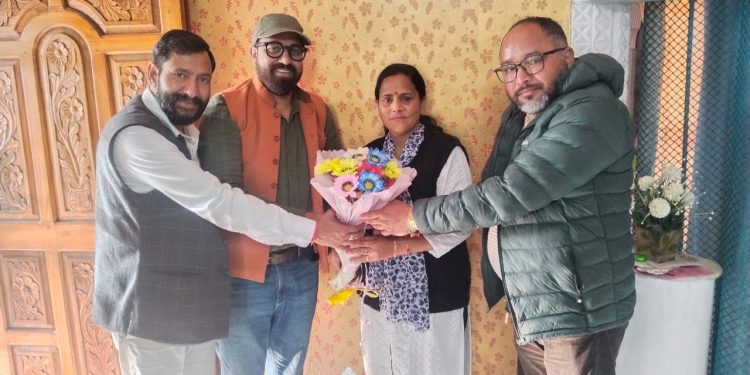 रीजनल पार्टी के राष्ट्रीय अध्यक्ष सेमवाल ने की मेयर प्रत्याशी सुलोचना से मुलाकात