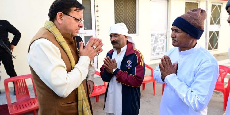 सीएम धामी पहुंचे दिवंगत पत्रकार मंजुल के आवास दिया हर संभव मदद का भरोसा