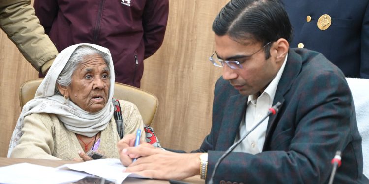 दिव्यांग एवं बुजुर्गों के सहयोग के लिए वाहन में एक पीआरडी स्वयंसेवक रहेगे तैनात।