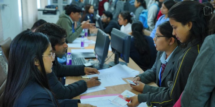 एसजीआरआरयू जाॅब उत्सव में छात्र छात्राओं को मिले लाखों के जाॅब ऑफर 