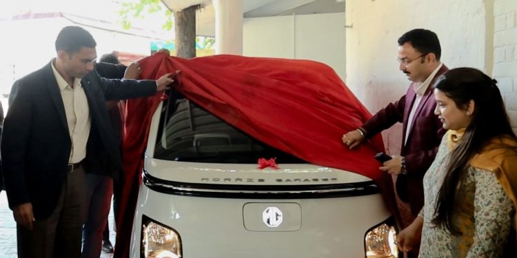 डेडिकेटेड वाहन ‘‘सारथी’’ जनमानस को समर्पित, लाभार्थी से कराया शुभारंभ, गंतव्य तक छोड़ा