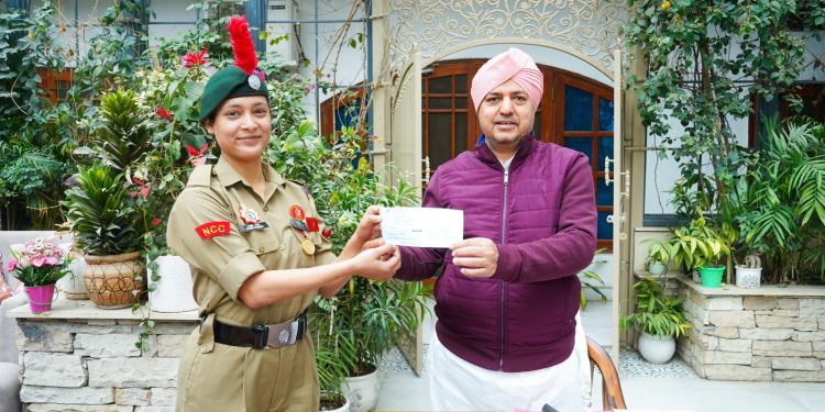 एसजीआरआरयू की एनसीसी कैडेट आकृति रावत ने गणतंत्र दिवस पर बढ़ाया प्रदेश का मान, महाराज ने 51000 रुपए का चेक प्रदान कर किया सम्मानित