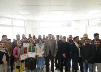 कलेक्टेªट के उत्कृष्ट कार्य करने वाले प्रशासनिक अधिकारी/कार्मिकों को डीएम ने किया सम्मानित।