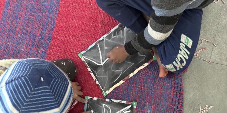 बड़ी खबर : डीएम का निर्णय बदलने लगा बच्चों की तकदीर , भिक्षावृत्ति छोड़ कलम पकड़ने को आतुर बच्चे,