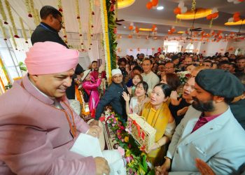 संगतों ने श्री झण्डा साहिब पर टेका मत्था व श्री महाराज जी से लिया आशीर्वाद