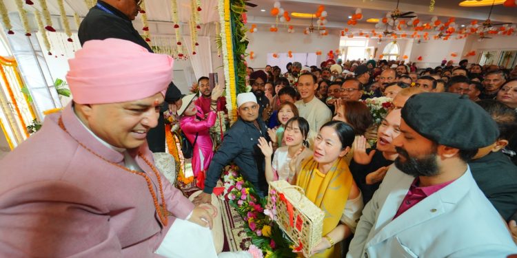 संगतों ने श्री झण्डा साहिब पर टेका मत्था व श्री महाराज जी से लिया आशीर्वाद