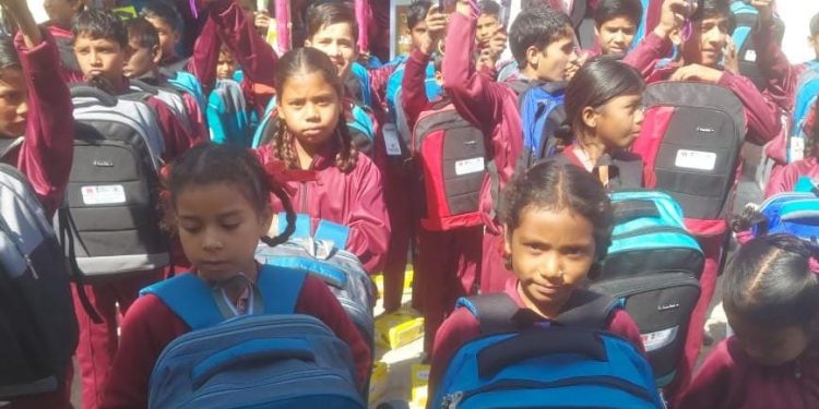 ओएनजीसी देहरादून द्वारा जनजातीय गौरव वर्ष पर्व के अंतर्गत स्कूली बच्चों को उपहार वितरित किए गए