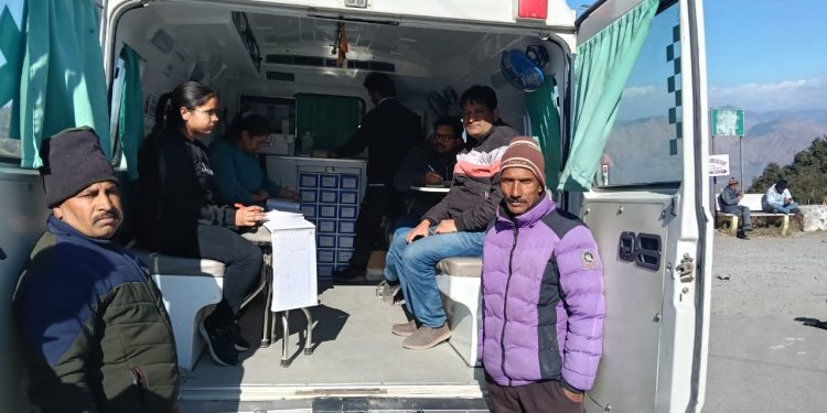 नागाथात क्षेत्र के 10 गांव में डीएम के प्रयासों से हंस फाउंडेशन द्वारा मोबाइल मेडिकल यूनिट (MMU) चिकित्सा सुविधा