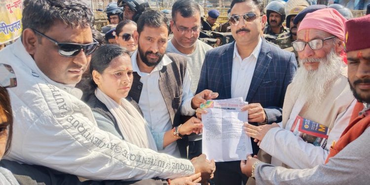 यूसीसी, मूल निवास और भू कानून के मुद्दों पर रीजनल पार्टी ने किया विधानसभा घेराव