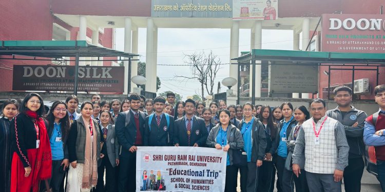 श्री गुरु राम राय विश्वविद्यालय के छात्रों ने सीखा रेशम बनाना