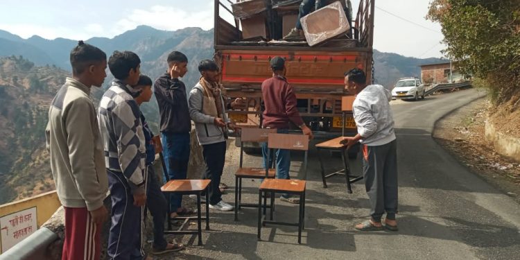 प्रोजेक्ट उत्कर्ष के तहत सरकारी स्कूलों को संवारने में जुटे डीएम, सीडीओ