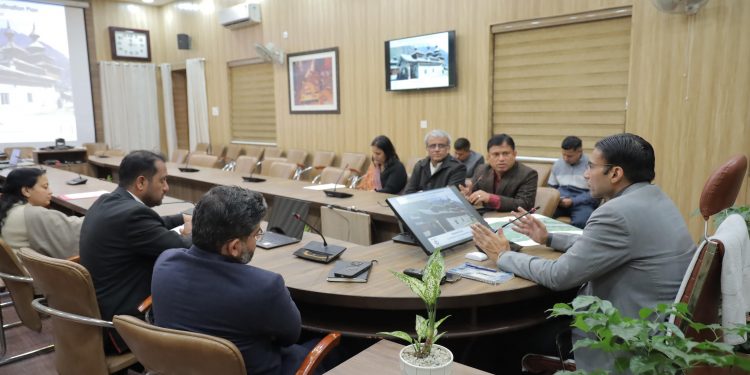 बड़ी खबर: पर्यटकों की बढ़ती आमद के दृष्टिगत वाटर सोर्स, सीवर, घाट निर्माण हेलीपेड का डीएम ने मांगा प्रॉपर प्लान