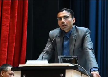 सरकारी स्कूलों में व्यवस्था ऐसी हो कि बच्चे काम्पलेक्स फील न हो: डीएम